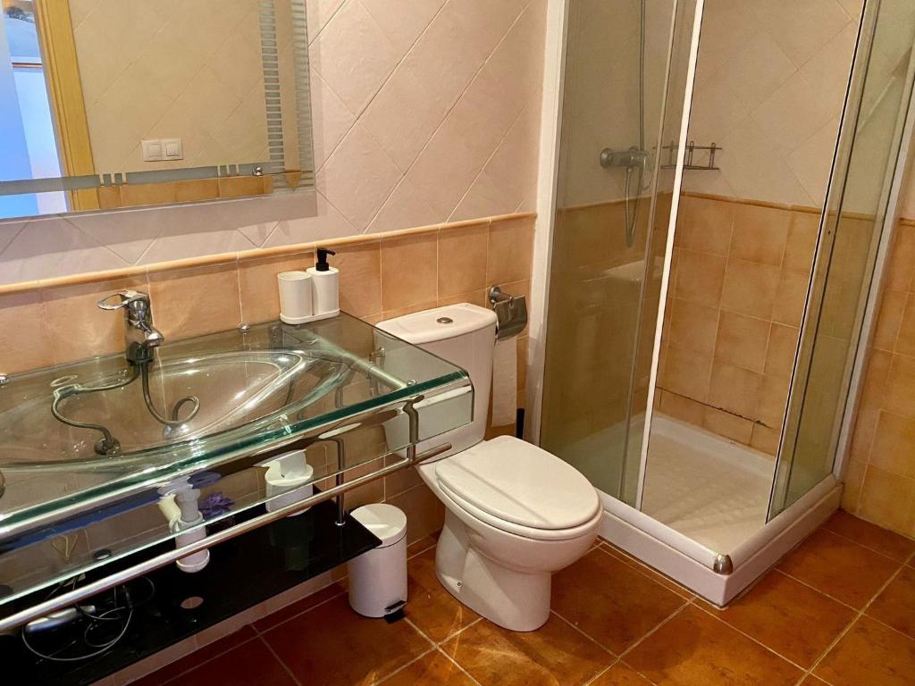 y baño con aseo, ducha y lavamanos. en Apartamento Superesquí 251 en La Molina Alp