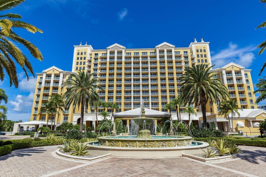um hotel com uma fonte em frente a um edifício em Lovely Deluxe Unit Located at Ritz Carlton - Key Biscayne! em Miami