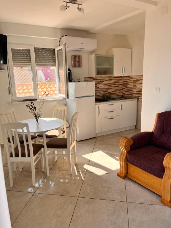Kuchyň nebo kuchyňský kout v ubytování Apartments Apartmani Bojana