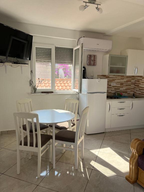 Kuchyň nebo kuchyňský kout v ubytování Apartments Apartmani Bojana