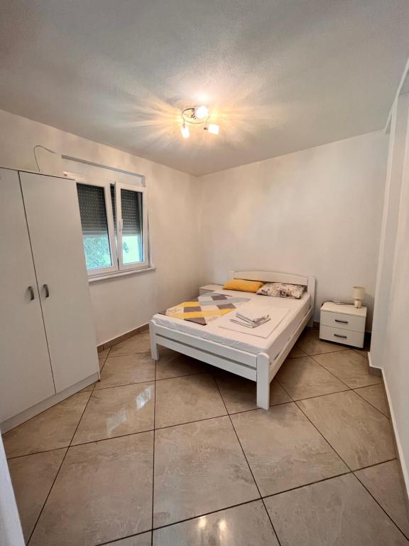 Postel nebo postele na pokoji v ubytování Apartments Apartmani Bojana