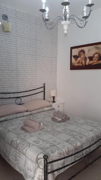 - une chambre dotée d'un grand lit avec une photo sur le mur dans l'établissement La Tana nel Vicolo, à Santa Marinella