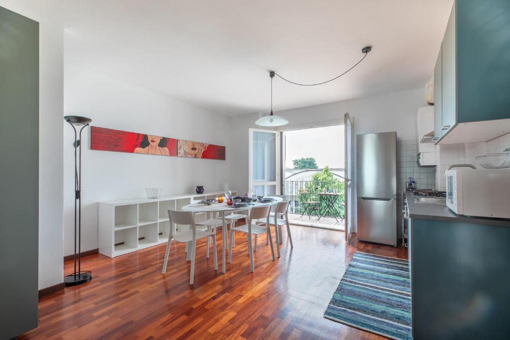 uma cozinha com mesa e cadeiras num quarto em Casa Pozzetto - Cittadella em Cittadella