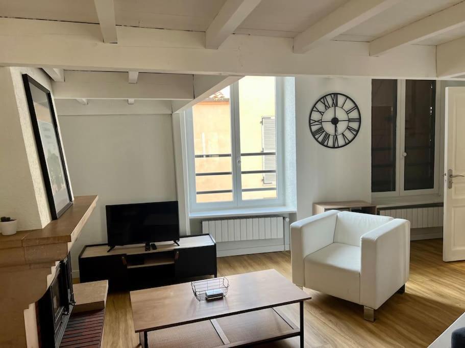 克萊蒙費朗的住宿－Charmant Appartement plein centre avec parking Augustins B，客厅配有白色椅子和时钟