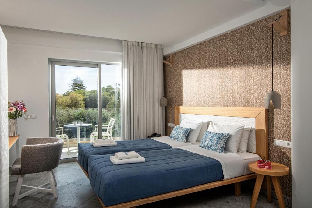 Postel nebo postele na pokoji v ubytování Aeolos Beach Resort