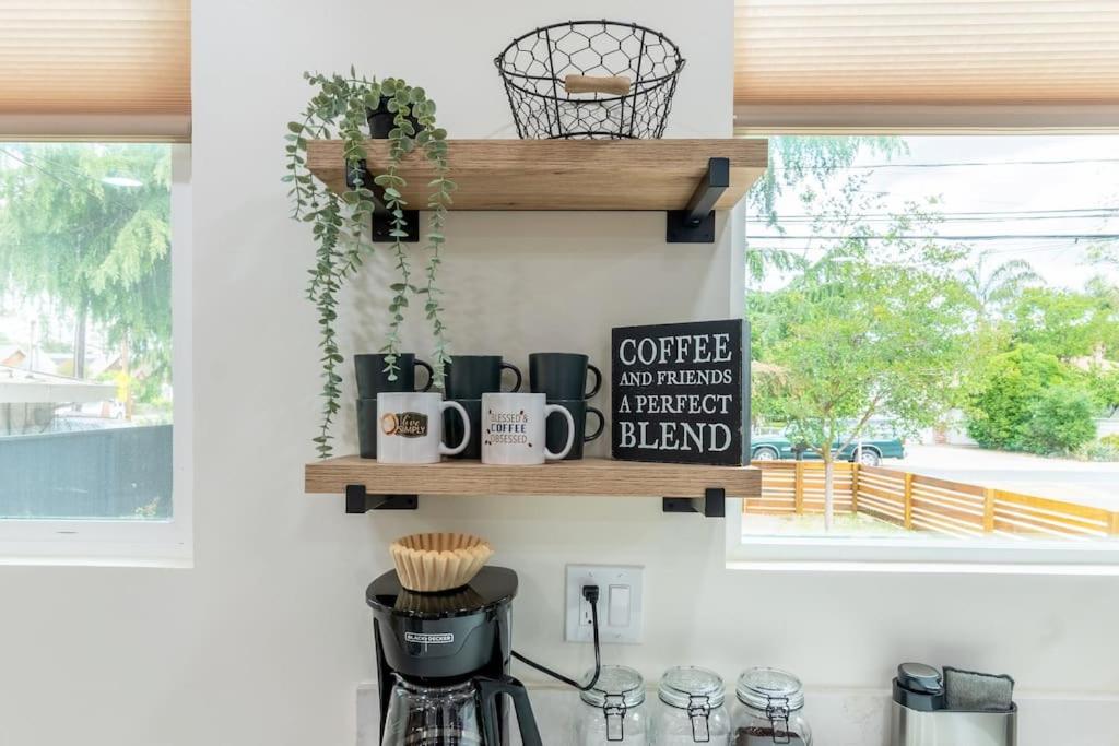 - un comptoir de cuisine avec une étagère et des tasses à café dans l'établissement Wren Home & Guest House, à Concord