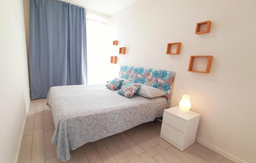 Habitación pequeña con cama y ventana en Flora Marina_ Appartamento fronte mare, en Porto San Giorgio