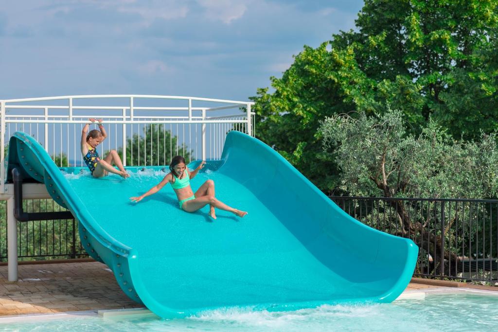 Bazén v ubytování Camping Village Riva Blu nebo v jeho okolí