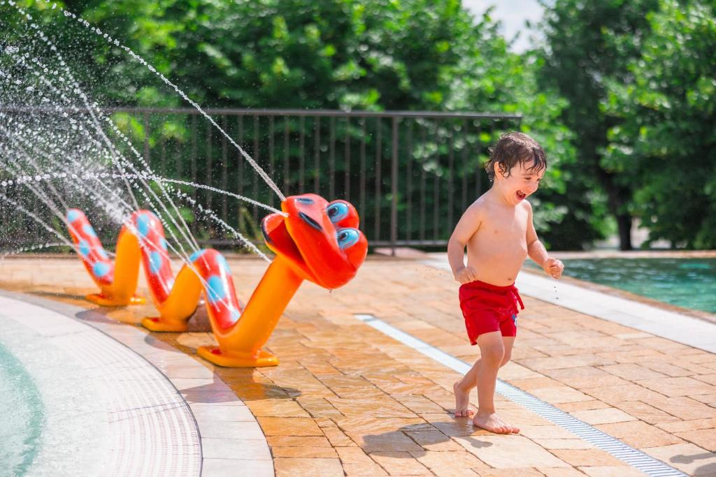 Bazén v ubytování Camping Village Riva Blu nebo v jeho okolí