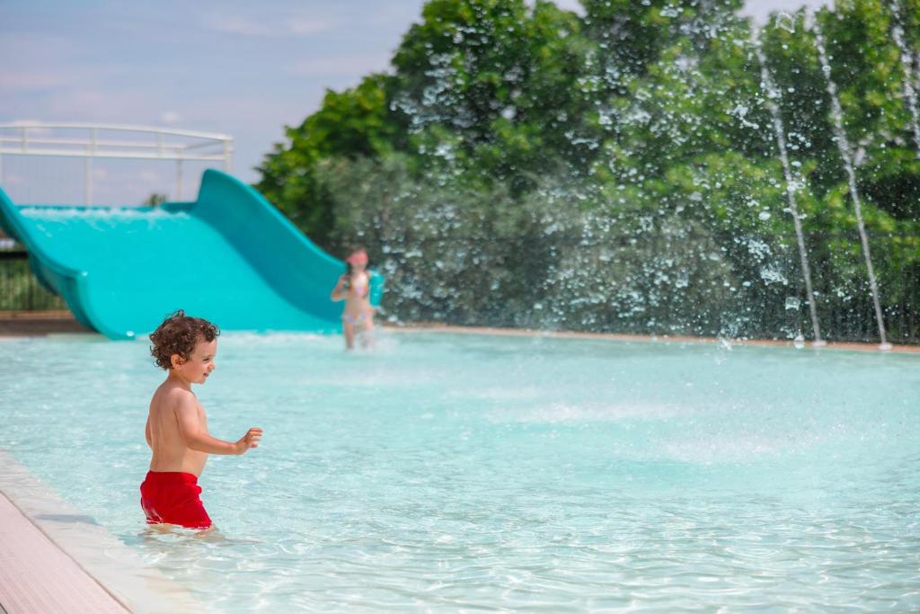 Bazén v ubytování Camping Village Riva Blu nebo v jeho okolí