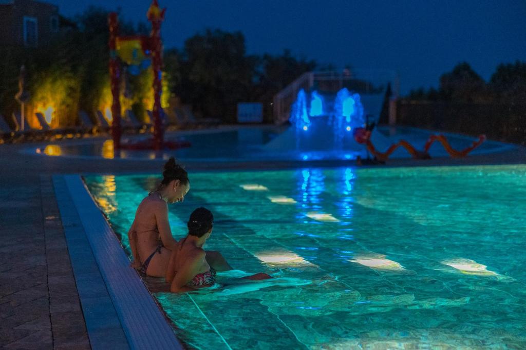 Bazén v ubytování Camping Village Riva Blu nebo v jeho okolí