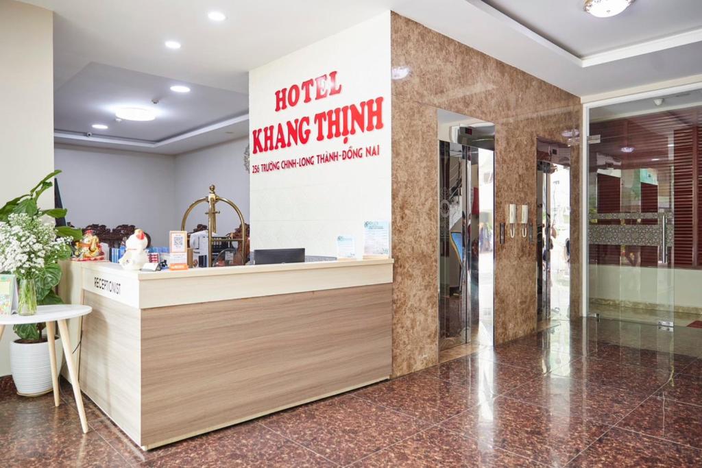 um balcão de restaurante com uma placa que lê o serviço de hotel em Khang Thịnh Hotel Long Thành em Long Thành