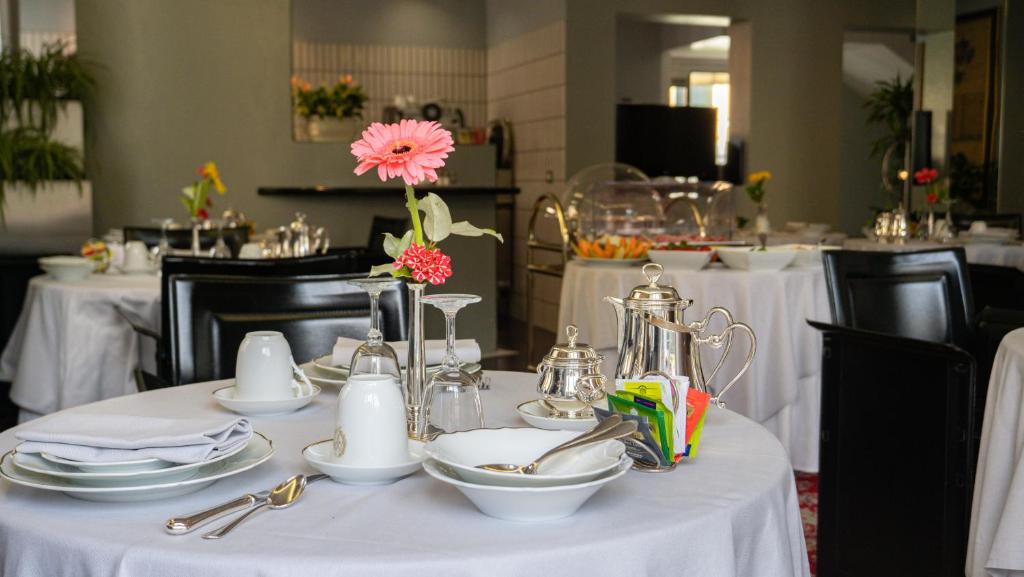 A restaurant or other place to eat at Hotel Villa Cansignorio