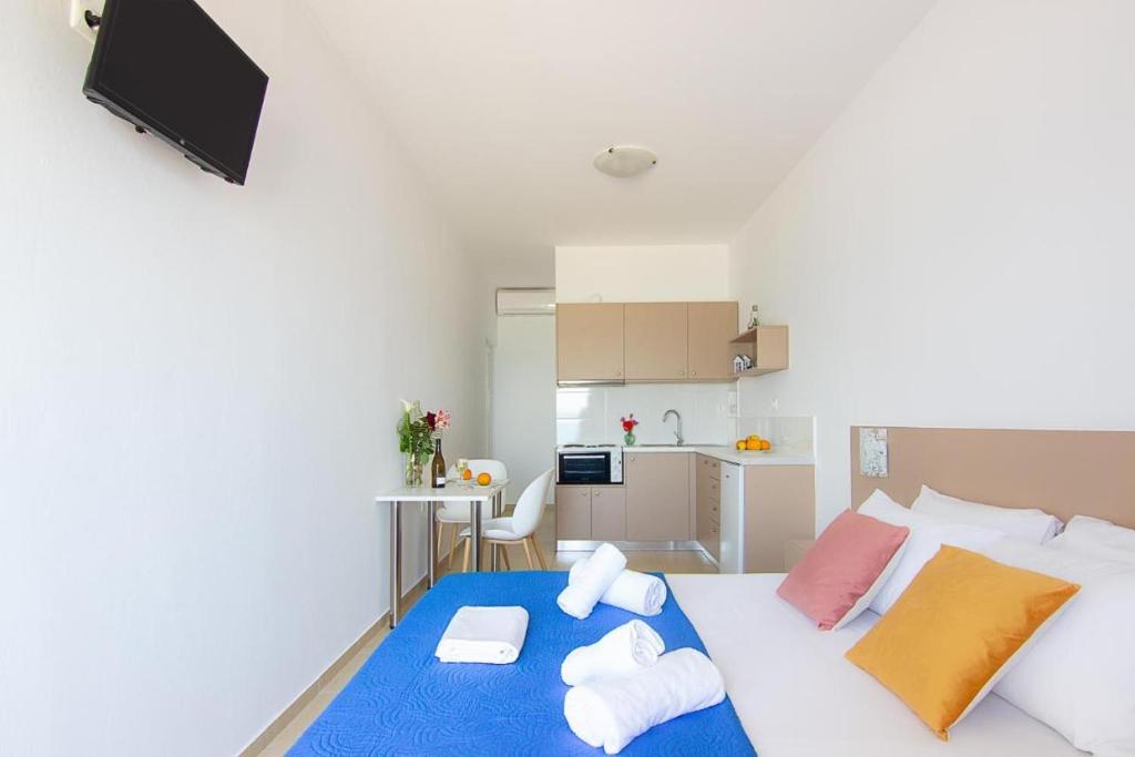 Kuchyň nebo kuchyňský kout v ubytování Creta Beachfront Apartment for 2 persons by MPS