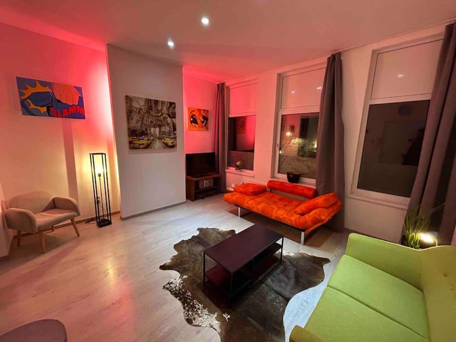 ein Wohnzimmer mit einem Sofa und einem TV in der Unterkunft Antwerp City apartment 2 in Antwerpen