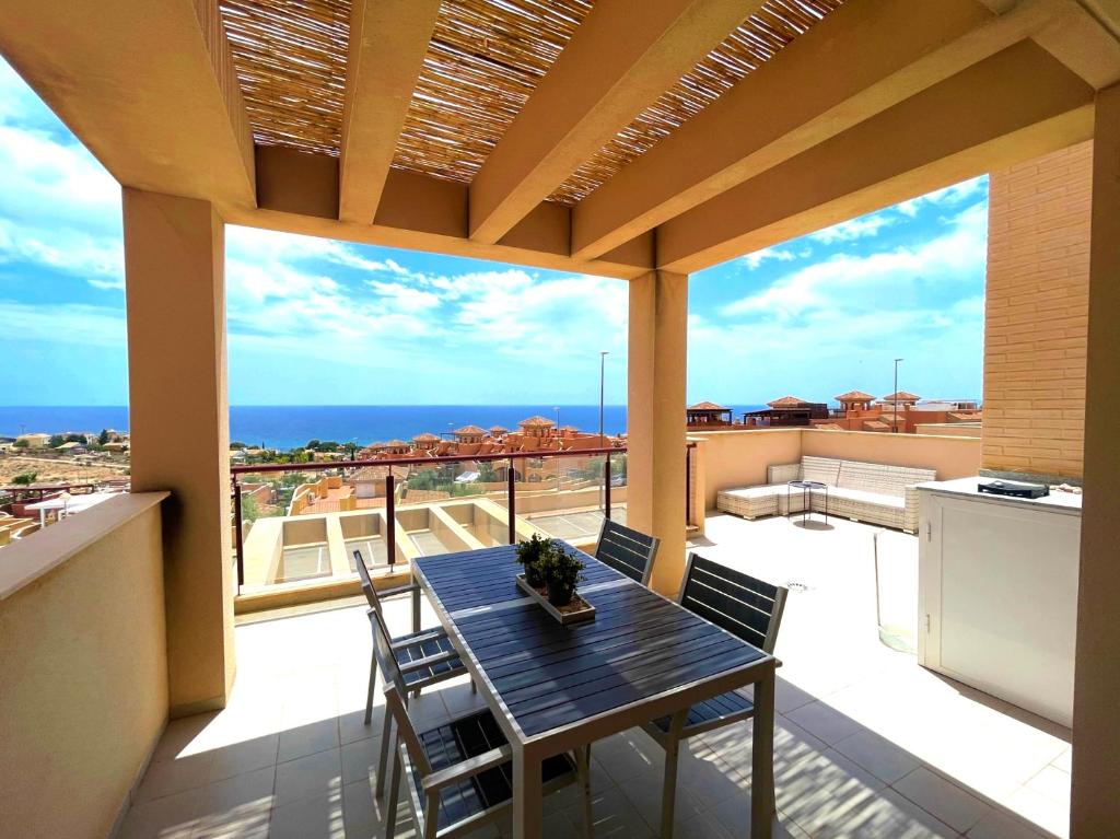 een tafel op een balkon met uitzicht op de oceaan bij Mediterranean Sea view apartment in Cartagena