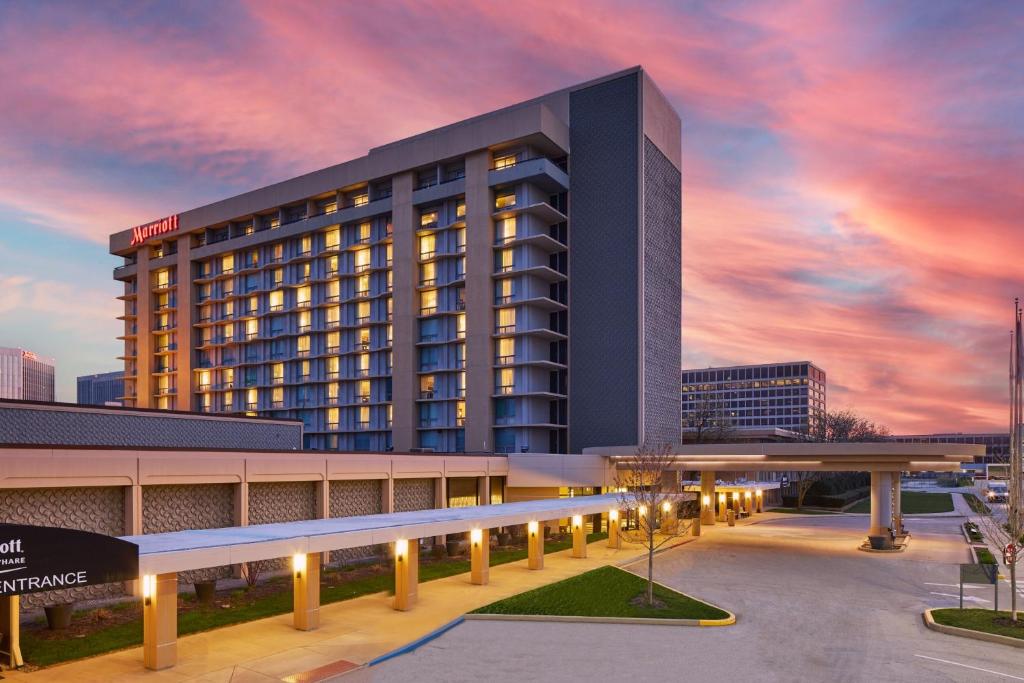 ein Hotel mit einem Gebäude in der Unterkunft Marriott Chicago O’Hare in Rosemont