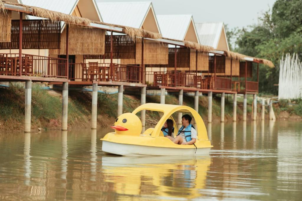 Výhled na řeku, která protéká v blízkosti hotelu