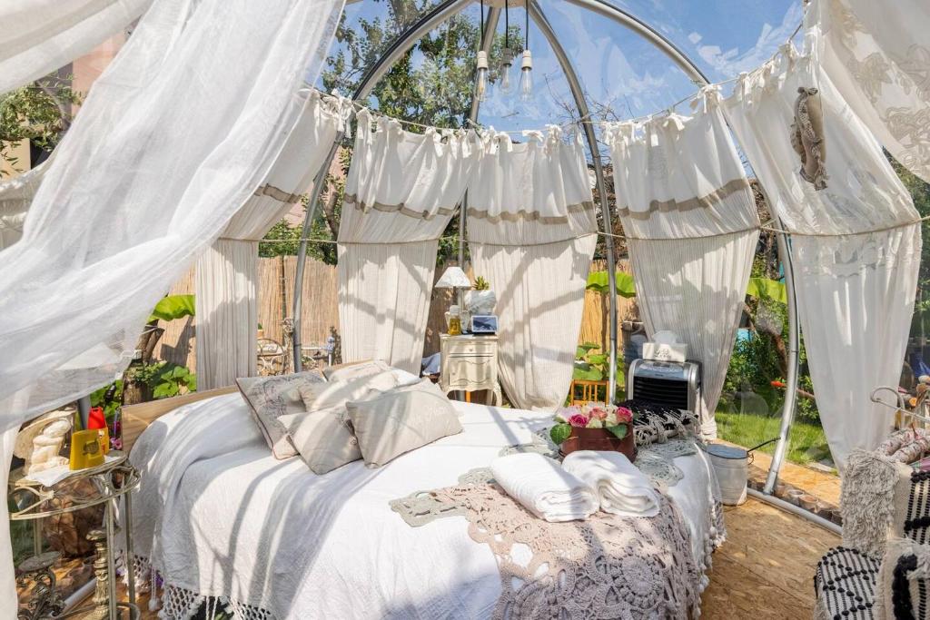 una camera con letto a baldacchino di Sky Room - Carrara Nel ex Convento delle Suore a Carrara