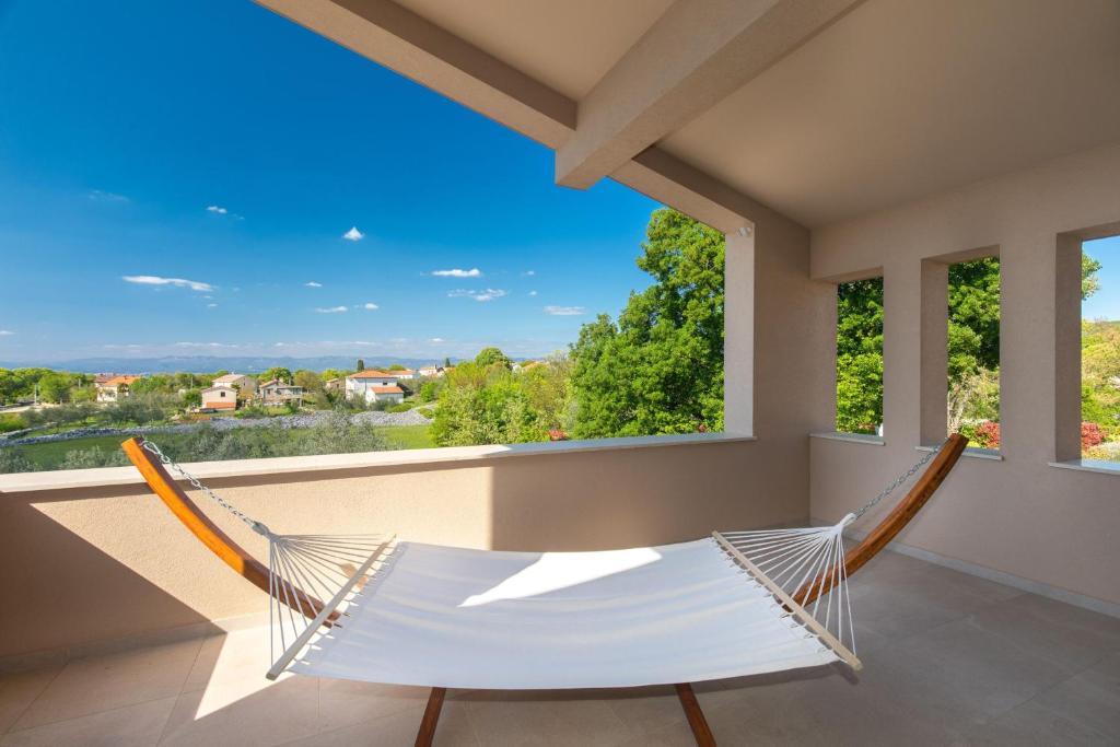 Balkón alebo terasa v ubytovaní Villa OLIVE OCEAN with pool and seaview