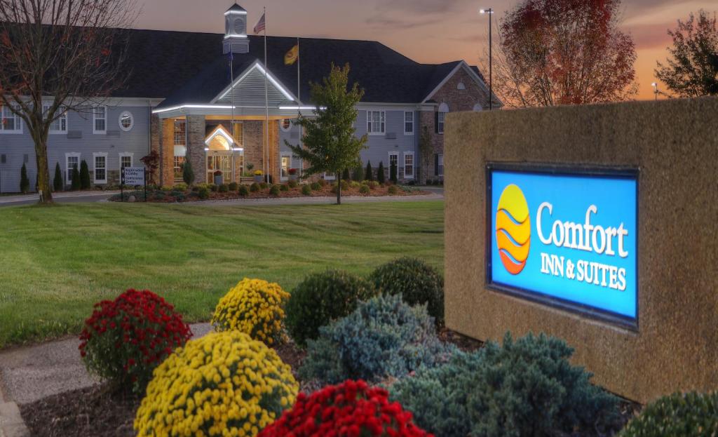 una señal para un campus con un edificio en Comfort Inn & Suites and Conference Center en Mount Pleasant