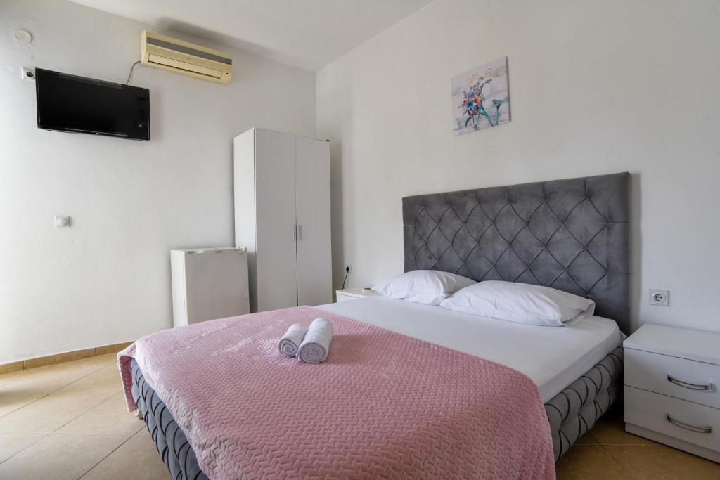 Un pat sau paturi într-o cameră la Studio Flat w Garden and Balcony in Ulcinj