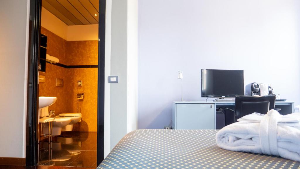 A bed or beds in a room at Hotel Villa Cansignorio