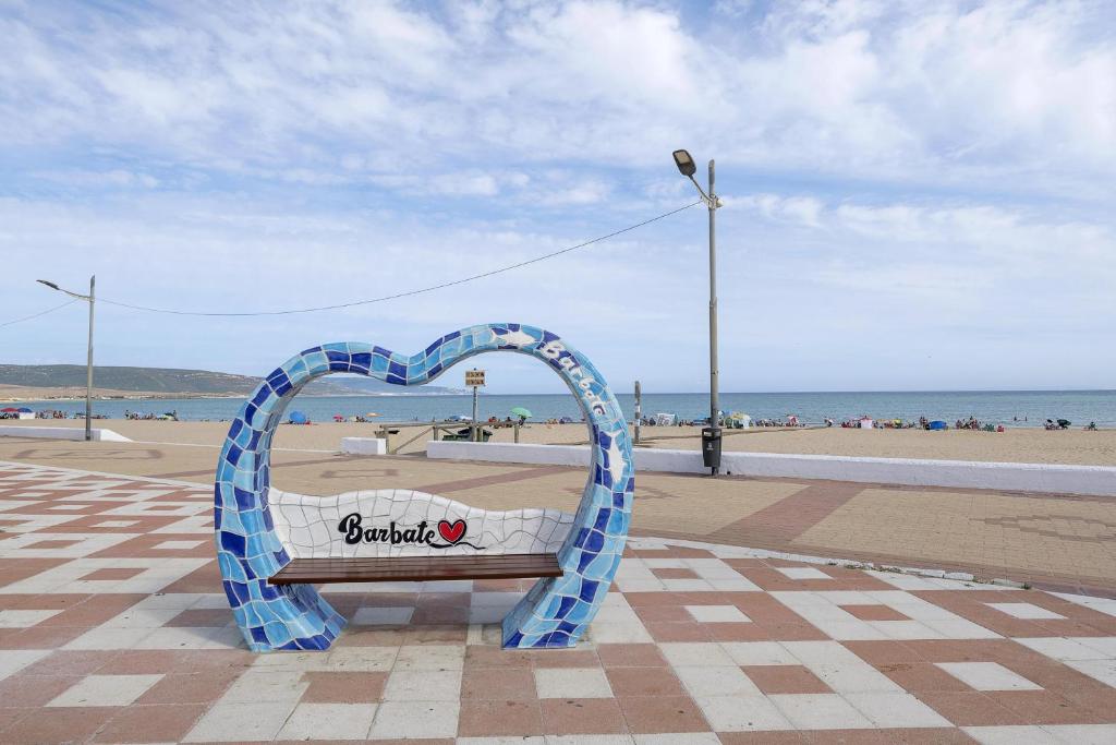 ławka w kształcie serca na plaży w obiekcie Balcon del Atardecer w mieście Barbate
