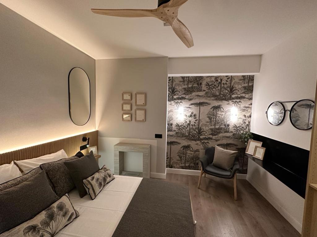 sala de estar con cama y chimenea en APARTAMENTOS ALCALA, en Madrid