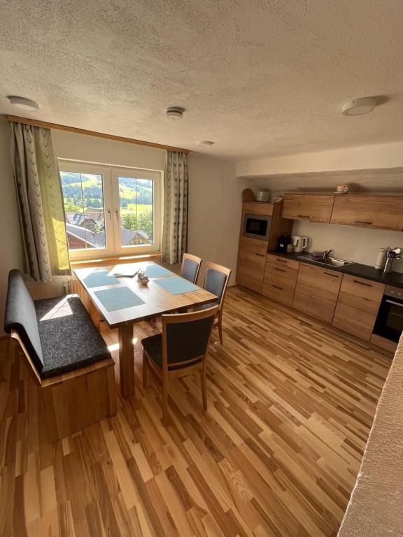 Kuchyň nebo kuchyňský kout v ubytování Appartements-Restaurant Schwaiger