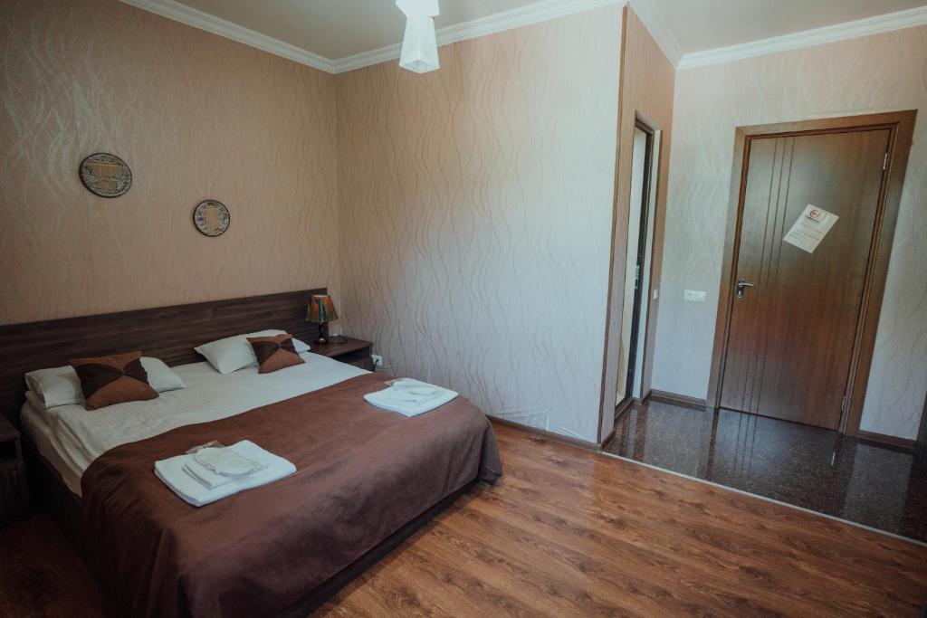 Postel nebo postele na pokoji v ubytování Hotel Metekhara