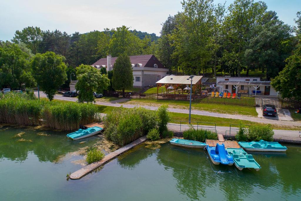 una vista aérea de un río con barcos en él en Laterum Motel, en Orfű