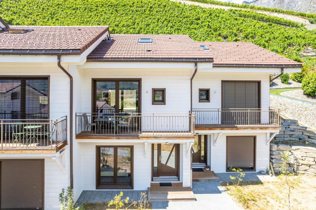 a house with a view of a vineyard at Villa mitoyenne proche des bains in Saillon