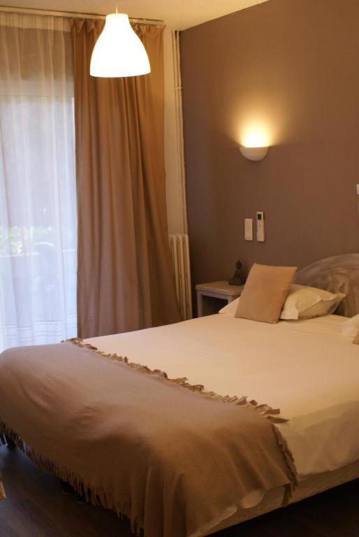 Postel nebo postele na pokoji v ubytování Le Petit Manoir Logis