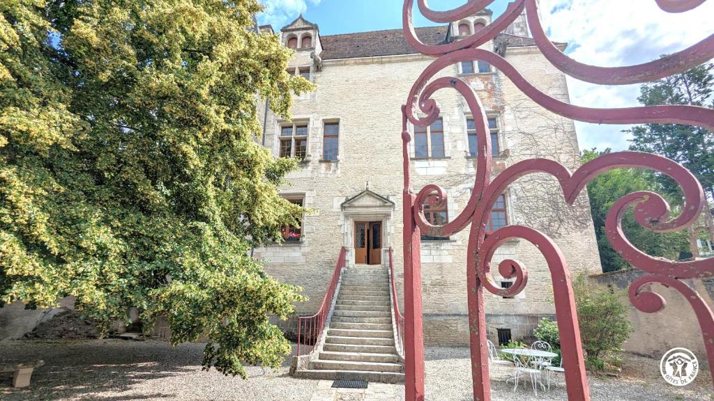 - un bâtiment en pierre avec des escaliers menant à une porte dans l'établissement L'Auditoire Royal, à Châtillon-sur-Seine
