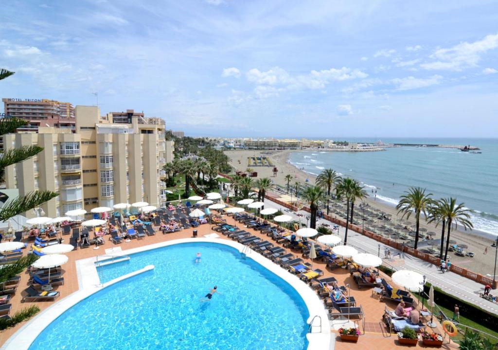 ベナルマデナにあるMedplaya Hotel Riviera - Adults Recommendedのスイミングプールとビーチの景色を望めます。