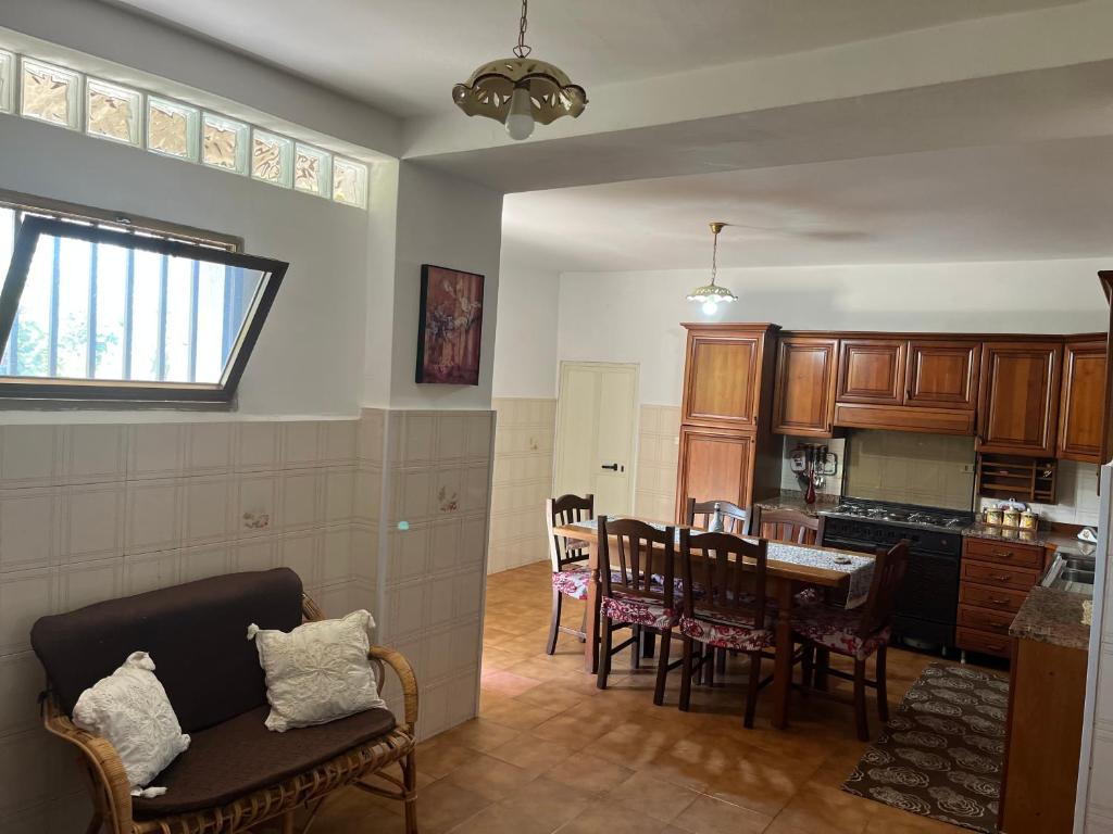 cocina y comedor con mesa y sillas en Casa Vacanze M en Bagnara Calabra