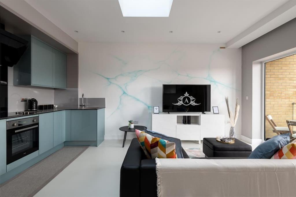 a living room with a couch and a kitchen at Thames Crossing contractor work stay - Apartment 10 in Gillingham