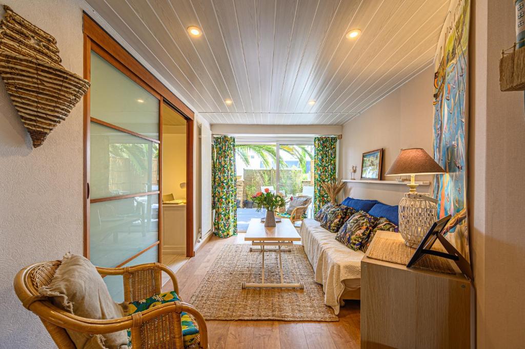un salon avec un canapé et une table dans l'établissement Sous les Palmiers - Charmant Appartement avec terrasse, à Vannes