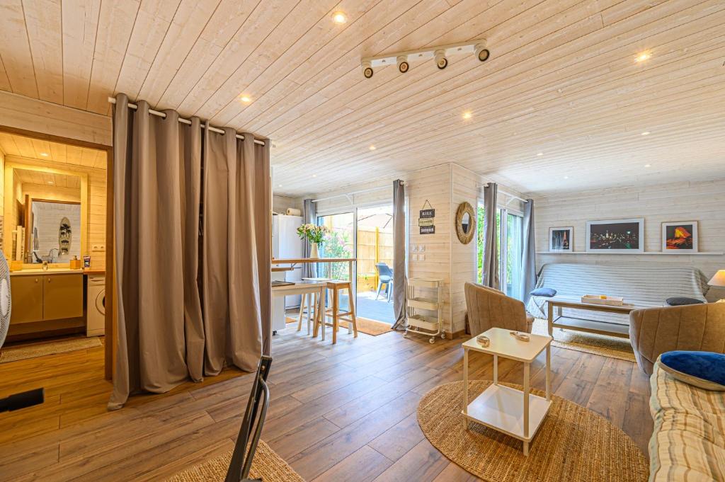 ein Wohnzimmer mit einem Sofa und einem Tisch in der Unterkunft Au coeur des Bambous - Charmant appt au calme avec terrasse in Vannes