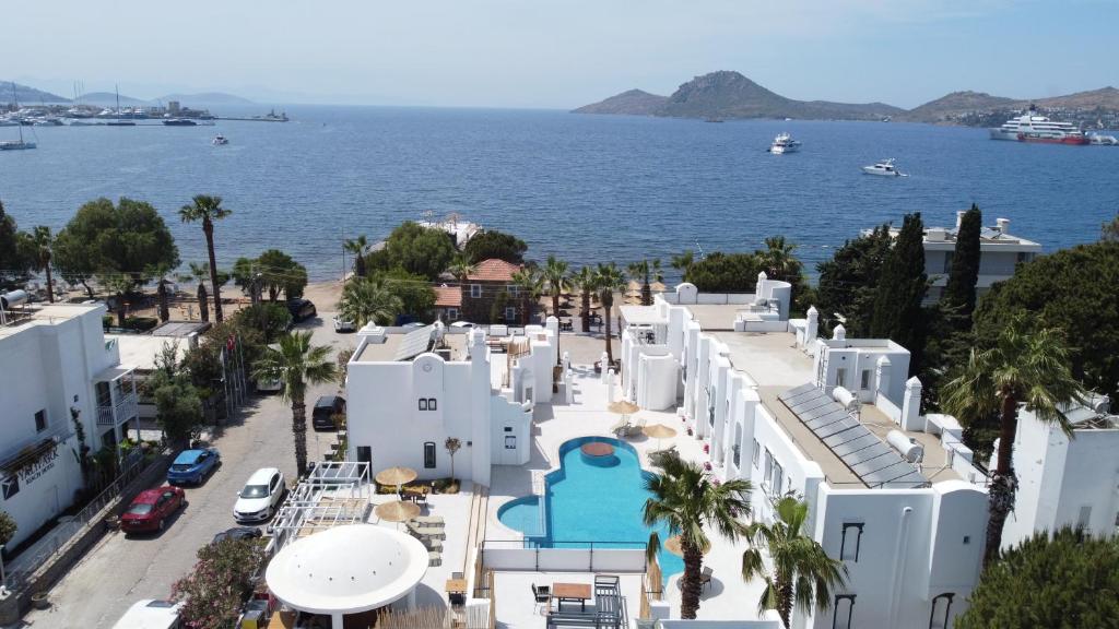 una vista aérea de un edificio con el océano en el fondo en Yalinn Boutique Hotel, en Yalıkavak