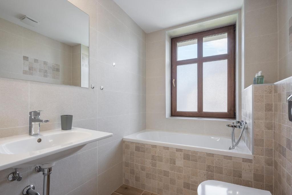 Koupelna v ubytování Hotel Grand