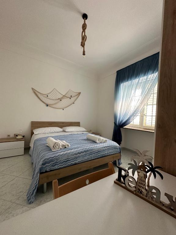 um quarto com uma cama e uma rede de descanso pendurada no tecto em Il Nodo em Sorrento