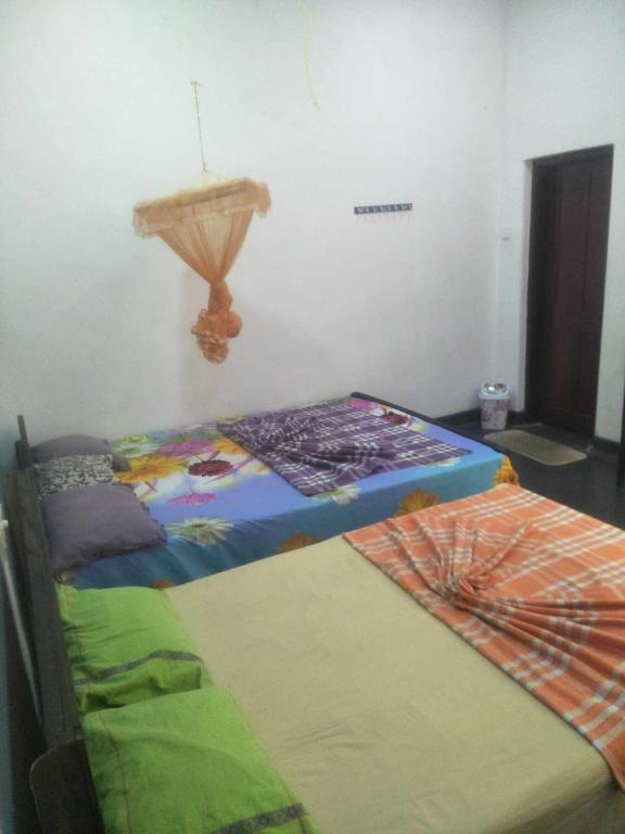 Postel nebo postele na pokoji v ubytování Bathiya Tourist Guest Anuradhapura