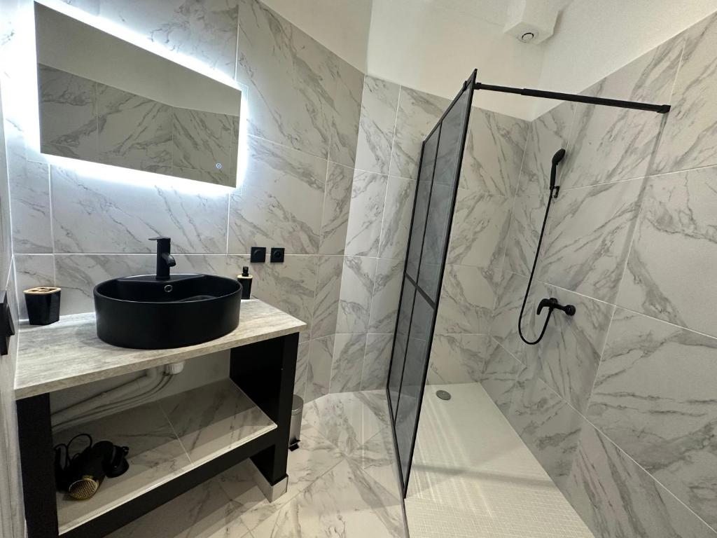 a bathroom with a shower and a sink at La maison de Giulia Menton in Menton