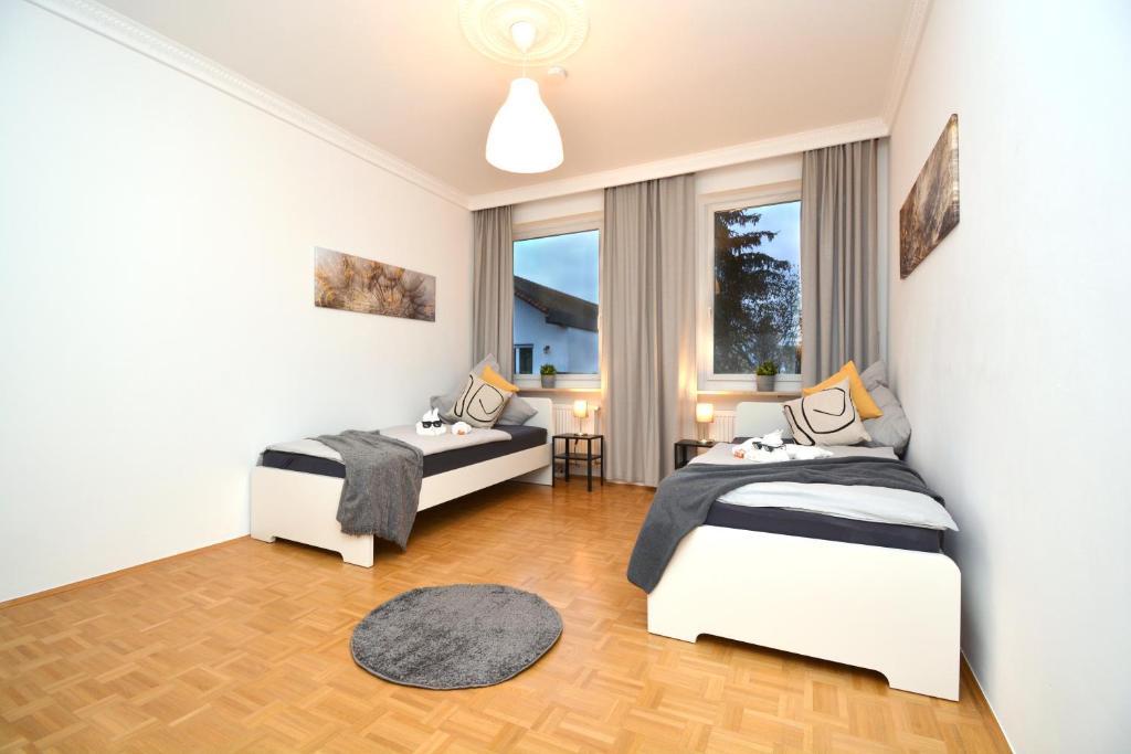 een slaapkamer met 2 bedden en een raam bij ERH01-RI Flat in Herzogenaurach in Herzogenaurach