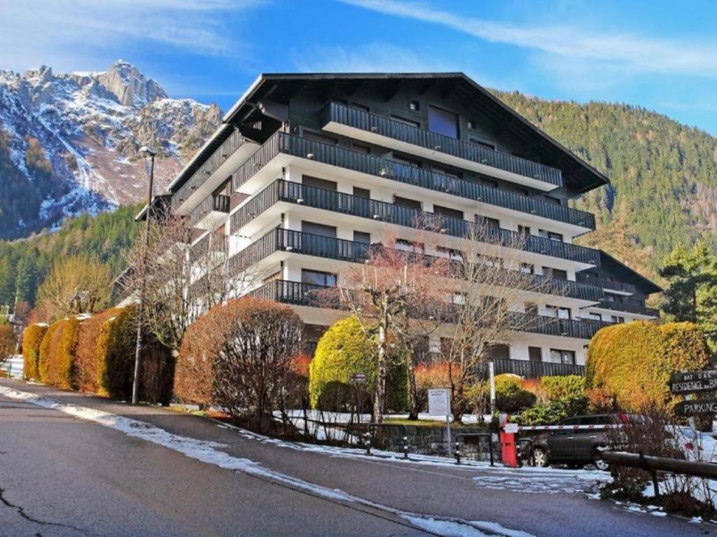 un grand immeuble situé sur le côté d'une route dans l'établissement Résidence du Brévent - Chamonix Village, à Chamonix-Mont-Blanc