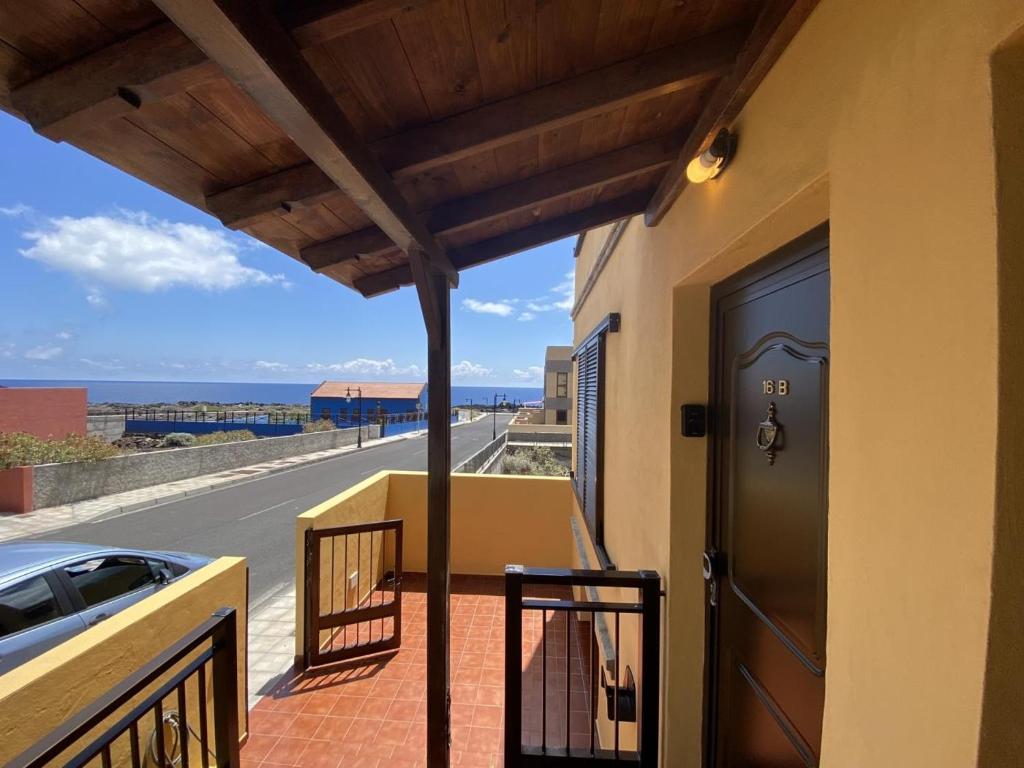 una puerta en un balcón con vistas al océano en V V El Cantil, en Valverde