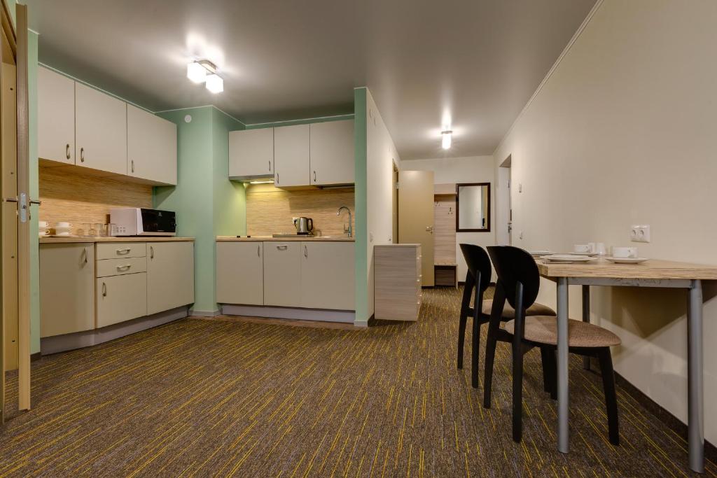 Kuchyň nebo kuchyňský kout v ubytování Liivarand Hotel