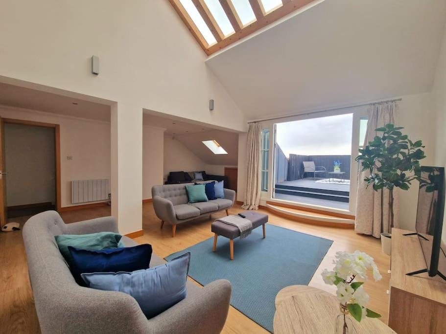 een woonkamer met een groot raam en een bank bij Weekly & Monthly stays in Penthouse for Contractors or Leisure Single or Superking beds available in Birkenhead